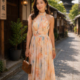 さやか | 目を引く、水彩プリントのホルターネックワンピース